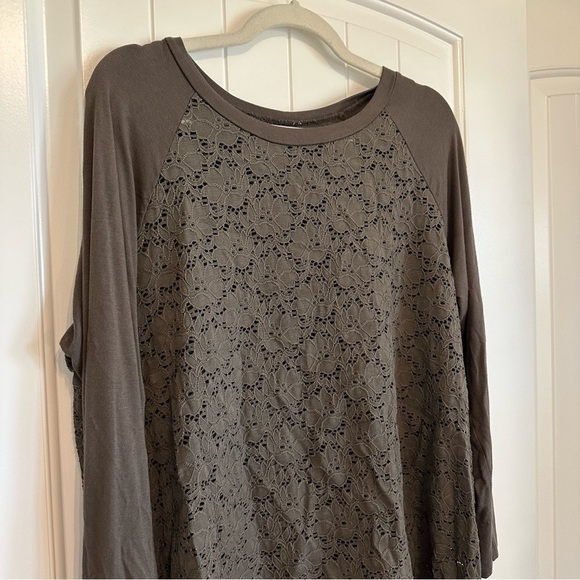 Olive green long sleeve top lace front flattering size large - Picture 2 of 8